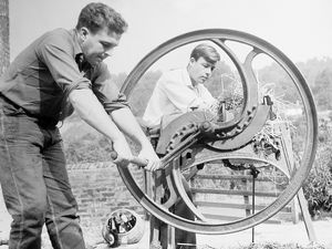Supporting image for story: Jackfield cutting crew from 1962