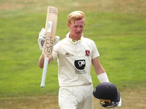 Supporting image for story: Jordan Cox retires hurt for Essex to put England Test spot in doubt