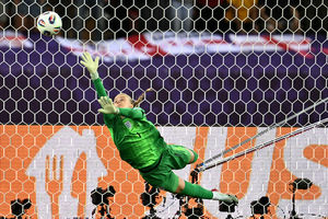 Hannah Hampton during England's shoot-out victory over Sweden in the Euro 2025 quarter-final. (Image by Getty)