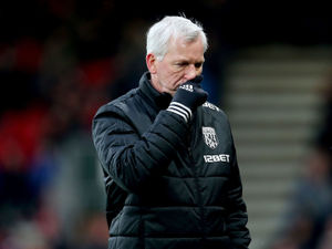 Supporting image for story: Fans gatecrash former West Brom boss Alan Pardew during ADO Den Haag training session