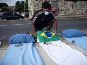 Supporting image for story: Brazil becomes second country with 300,000 Covid deaths
