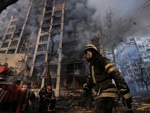 Supporting image for story: Russian forces try to crush Ukraine defences amid diplomacy