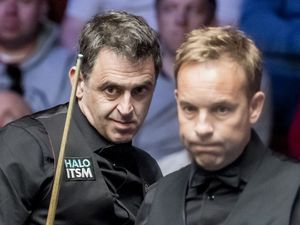 Supporting image for story: Ronnie O’Sullivan holds narrow Crucible lead over rival Ali Carter