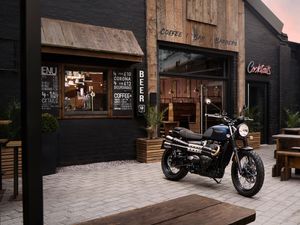 Supporting image for story: Triumph reveals limited-run Bonneville Gold Line editions