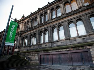 Supporting image for story: Bird fossil collection bequeathed to Scottish museum