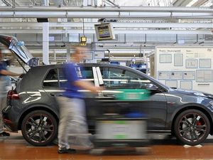Supporting image for story: Volkswagen extends coronavirus factory shutdown
