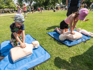 Children learn CPR Credit: Ian Knight / Z70 Photography