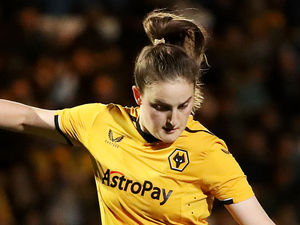 Supporting image for story: Wolves keep tracking Nottingham Forest at the top of the table