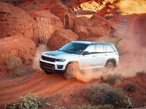Supporting image for story: Fifth-generation Jeep Grand Cherokee is the most off-road capable version yet