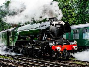 Supporting image for story: Flying Scotsman: Watch 360-degree video of the iconic engine arriving at Kidderminster