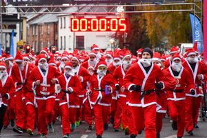 Santa Claus is coming to town the race start photo Graham Mitchell