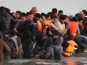 Supporting image for story: Migrant daily arrivals top 1,000 for first time this year