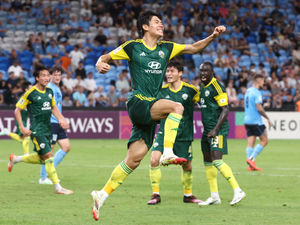 Supporting image for story: West Brom monitoring situation amid interest in Korean star Jeon Jin-woo