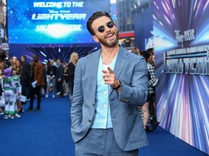 Supporting image for story: Chris Evans struggles to keep concentration during Buzzfeed ‘puppy interview’