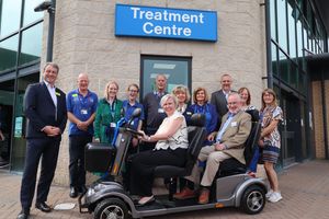 Jo Williams and Iain Gilmour on the buggy with Nigel Lee (SaTH), Andrew Travenor (Volunteer), Hannah Morris, Edward Chin (Volunteer), Richard Steventon (LoF), Julia Clarke-min