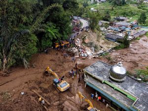 Supporting image for story: Rescuers recover 20 bodies from flash floods and landslides on Sumatra