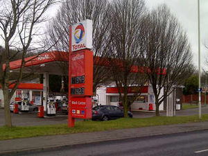 Supporting image for story: Hammer raiders snatch cash box