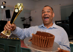  Mike Sailsman with his wife Jo’s winning cake