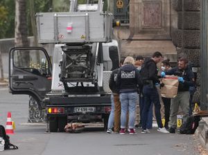 Supporting image for story: Napoleonic-era jewels stolen in just four minutes in daring Louvre raid