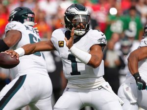Supporting image for story: Philadelphia Eagles eclipse Kansas City Chiefs 20-17 in Super Bowl rematch