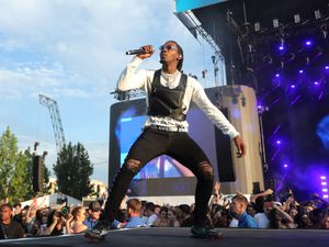 Supporting image for story: Migos rapper Offset reveals back tattoo in memory of cousin Takeoff