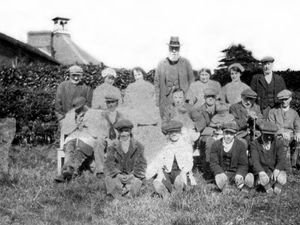 Supporting image for story: Old photo throws up a giant mystery