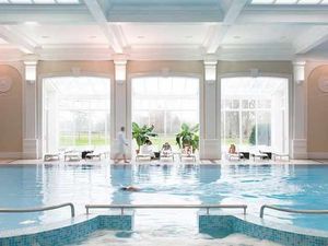 Supporting image for story: £232,000 ambulance boss uses luxury hotels on expenses