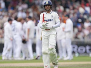 Supporting image for story: Jofra Archer dismisses centurion Shubman Gill as England chase victory