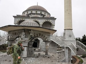 Supporting image for story: Russian forces accused of bombing hospital in Mariupol