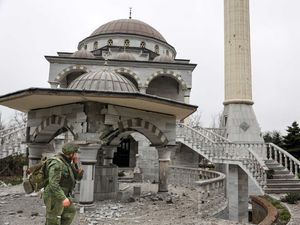 Supporting image for story: Russian forces accused of bombing hospital in Mariupol