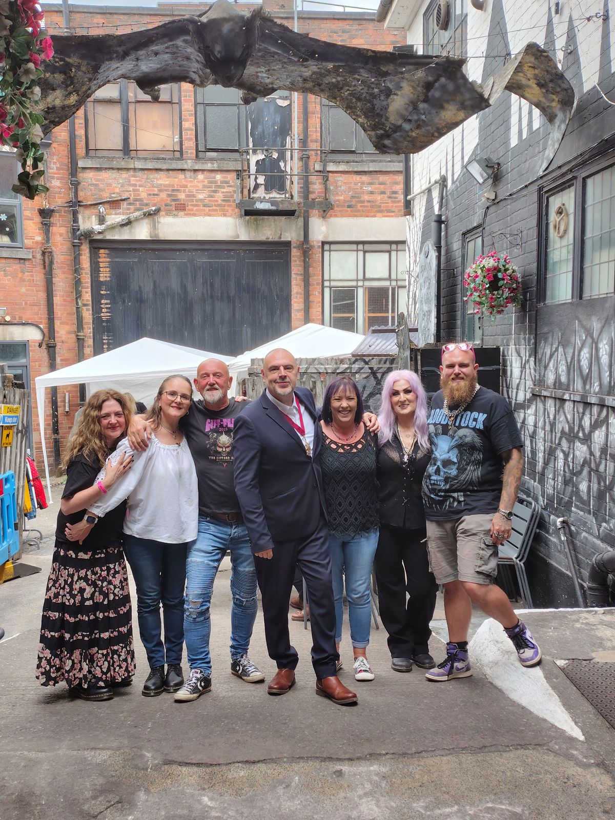 Mayor joins Giff-Fest fundraiser to support Compton Care