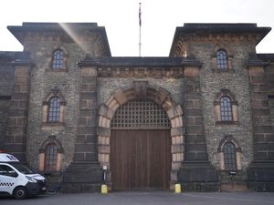 Supporting image for story: Police launch double manhunt as two prisoners mistakenly released from jail