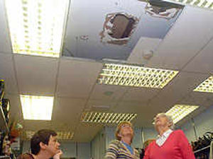 Supporting image for story: Thieves smash through roof