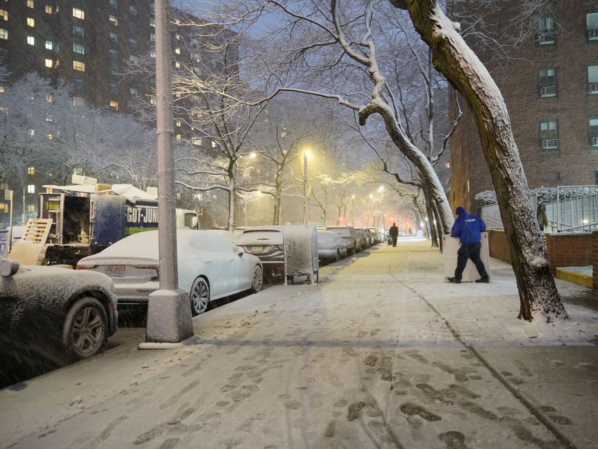 Travel ban and blizzard warnings as major storm hits north-east US