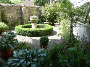 Supporting image for story: BBC TV presenter Fiona Bruce will host a very special National Garden Scheme’s Question Time