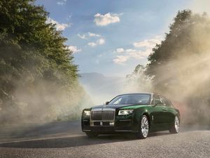 Supporting image for story: New Ghost Extended brings added spaciousness to Rolls-Royce’s latest saloon