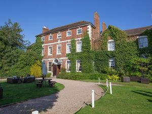 Supporting image for story: Historic Shifnal hotel applies to add solar panels to roof