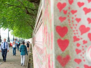 Supporting image for story: Covid-19 weekly deaths in England and Wales remain at low level