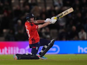 Supporting image for story: Like riding a bike – Jordan Cox unfazed by return to wicketkeeping with England