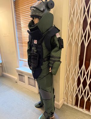 Bomb disposal suit