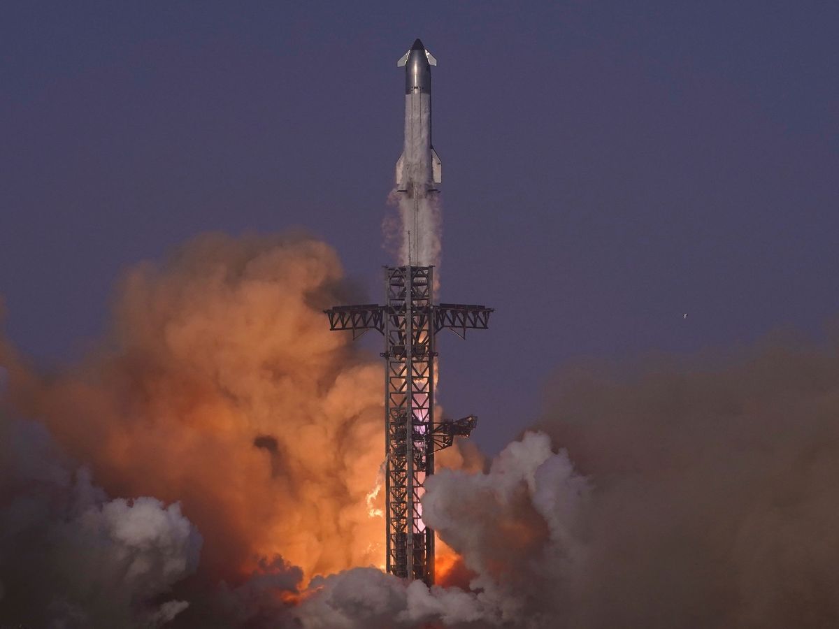 SpaceX Starship rocket tumbles out of control and breaks apart
