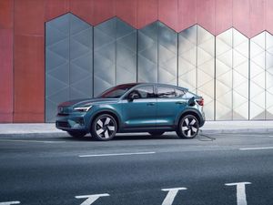 Supporting image for story: Volvo updates electric XC40 and C40 with longer range