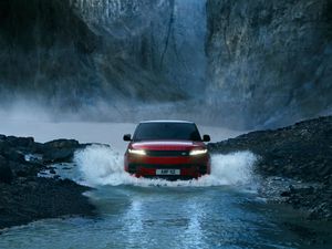 Supporting image for story: New Range Rover Sport arrives with bold look and extra agility