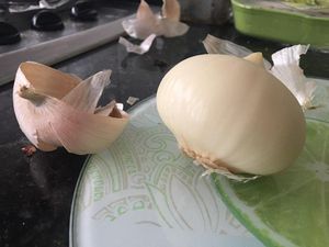 Supporting image for story: The internet is fascinated by this garlic which is just one solid clove all the way round