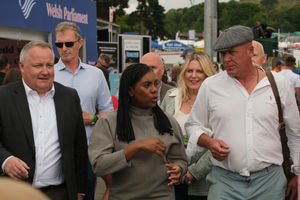 Welsh Conservative Leader at the Senedd, Darren Millar with Conservative leader Kemi Badenoch and high profile hill farmer Gareth Wyn Jones. Image by Andy Compton