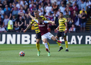 Watford's Juraj Kucka (left) and Aston Villa's Emiliano Buendia battle for the ball 