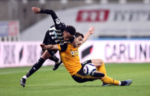 Newcastle United's Joe Willock (left) and Wolverhampton Wanderers' Jonny Castro Otto