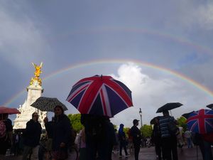 Supporting image for story: Double rainbow appears over Buckingham Palace as crowd gathers to mourn Queen