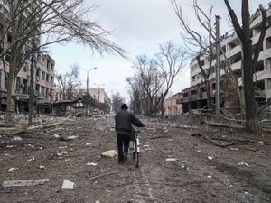 Supporting image for story: Russian strikes hit western Ukraine as offensive widens