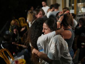 Supporting image for story: Israel and Hamas agree to peace deal as hostages and prisoners set for release